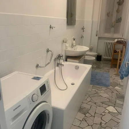 Confortevole Con Costosa Ristrutturazione In Viale Massenzio Masia * Como